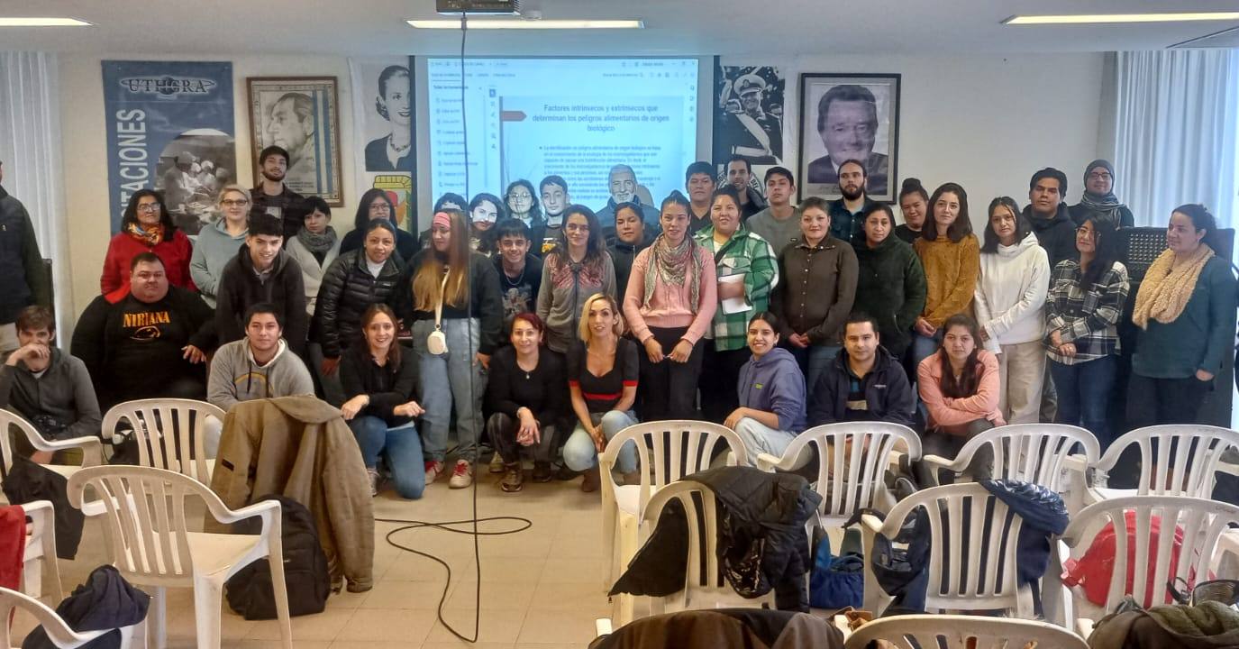 Jornada de capacitación de delegados, curso de manipulación de alimentos, ayudante de cocina y concientización laboral en UTHGRA Bariloche