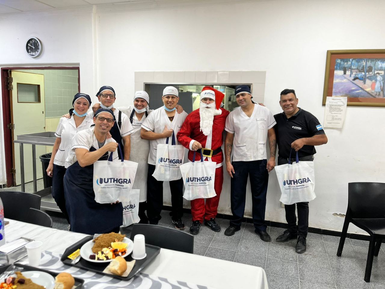 Papa Noel visitó la seccional de UTHGRA Formosa y entregó a los afiliados bolsones navideños