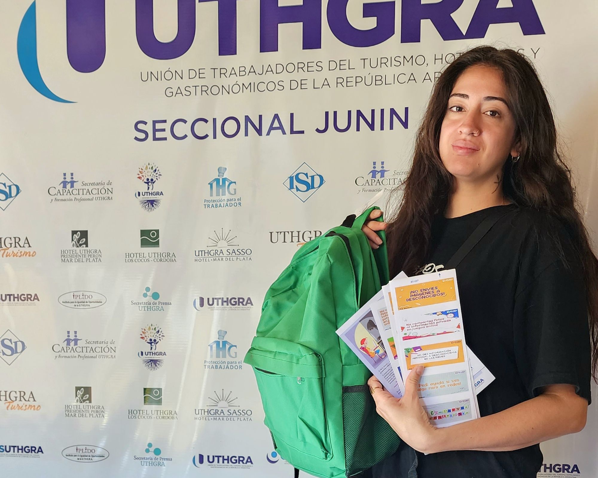 Entrega de completísimos kits escolares para diversos niveles en la UTHGRA Junín