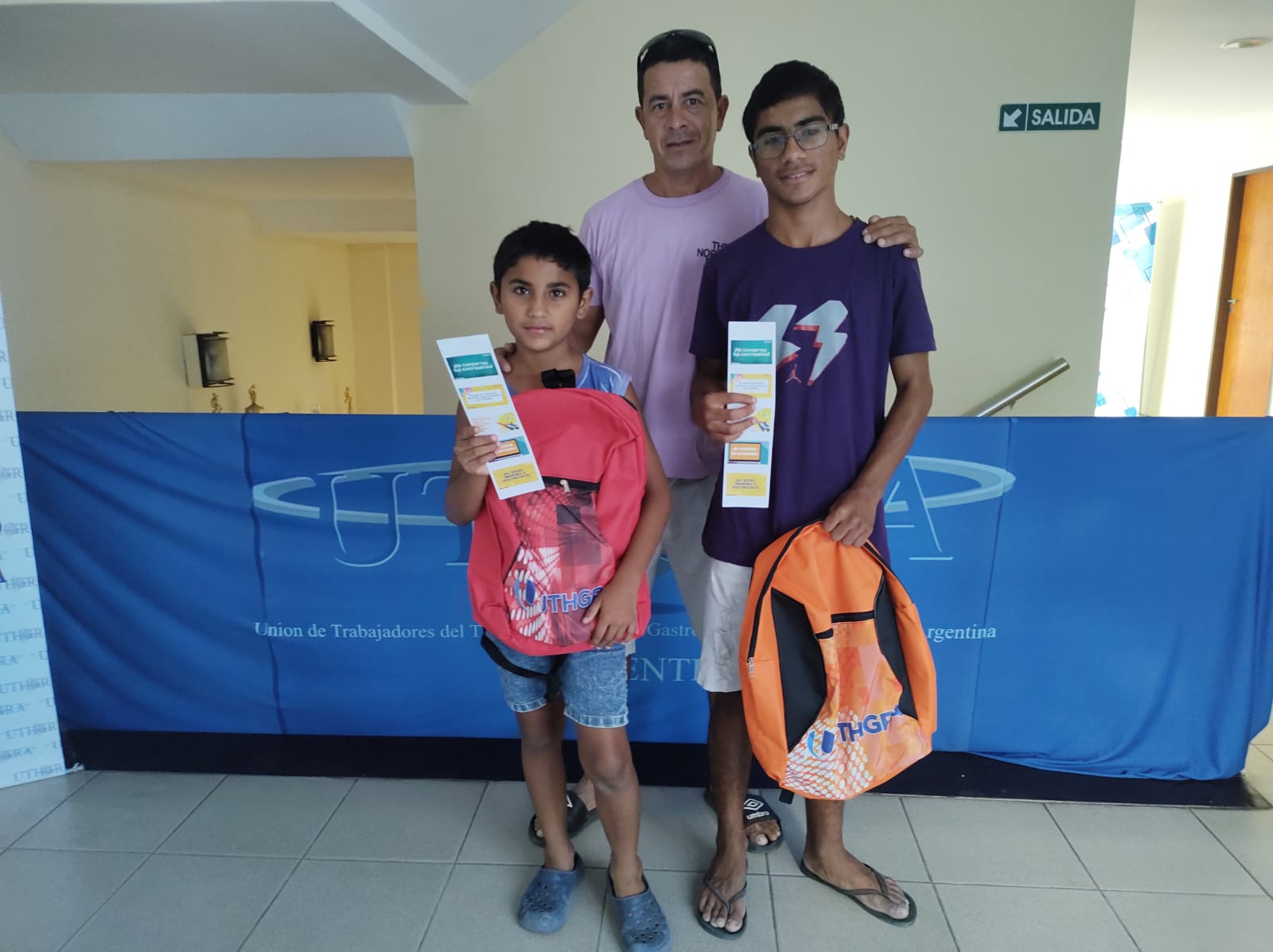 Entrega de mochilas para hijos de afiliados de cada nivel escolar y del ámbito universitario en UTHGRA Corrientes