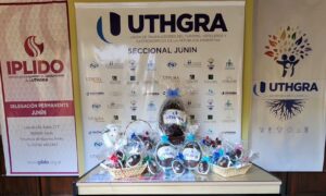 Entrega de huevos de Pascua a los afiliados de la UTHGRA Junín