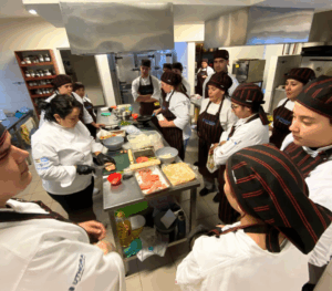Clase de sushi para alumnos del segundo año de cocina profesional en Catamarca