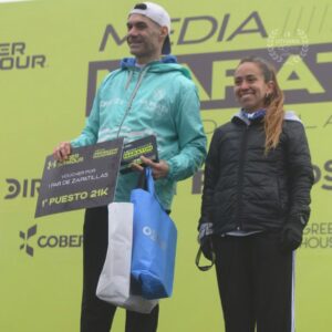 Reconocimiento de UTHGRA La Plata a un trabajador gastronómico que ganó la Media Maratón de 21km
